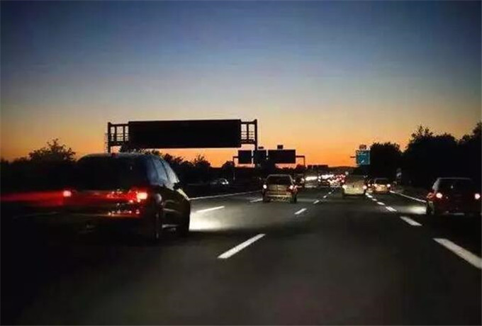枣庄租车夜间跑高速注意事项 枣庄租车夜间跑高速注意事项